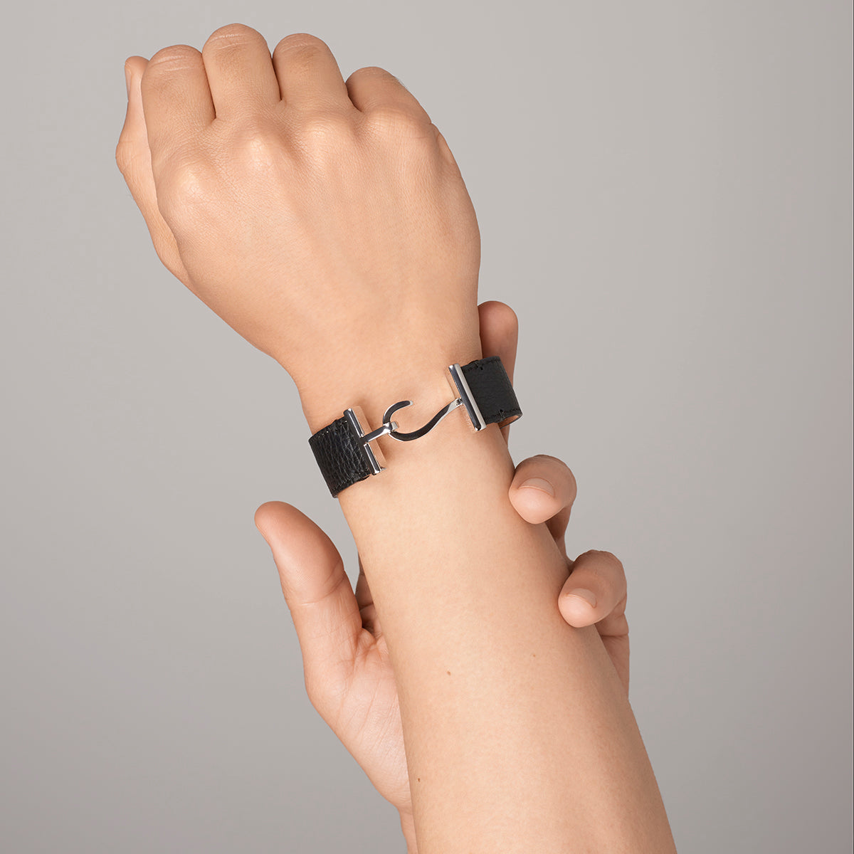 
                  
                    COMPORTA BRACELET 
                  
                